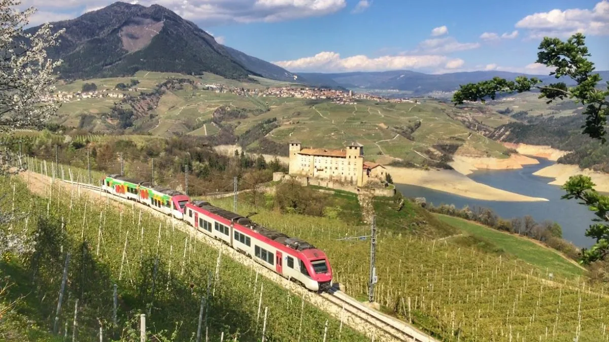Una ferrovia panoramica tra le montagne del Trentino-Alto Adige