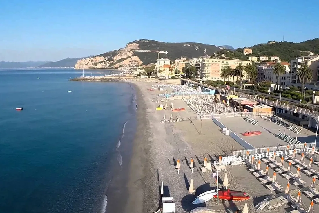 Il lungomare e la spiaggia di Finalmarina a Finale Ligure