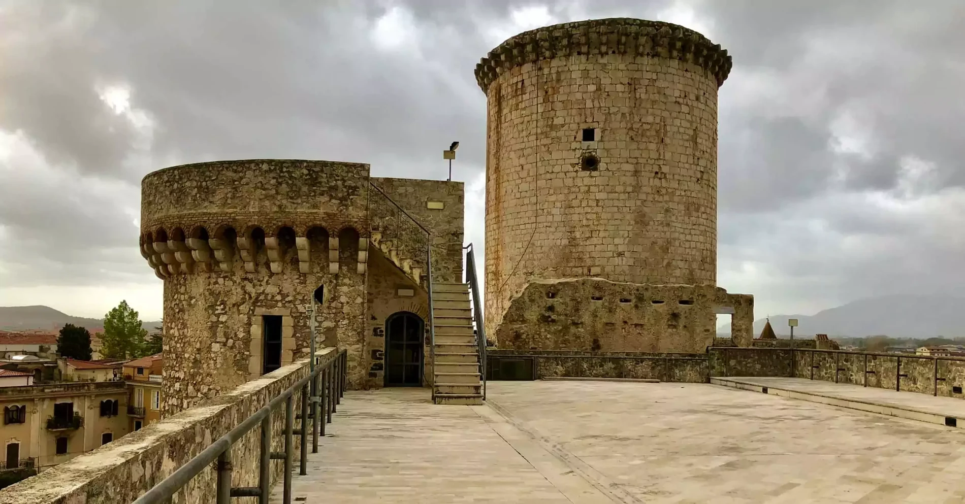Fondi con il castello Caetani e il centro storico, base d'entroterra sulla Riviera di Ulisse