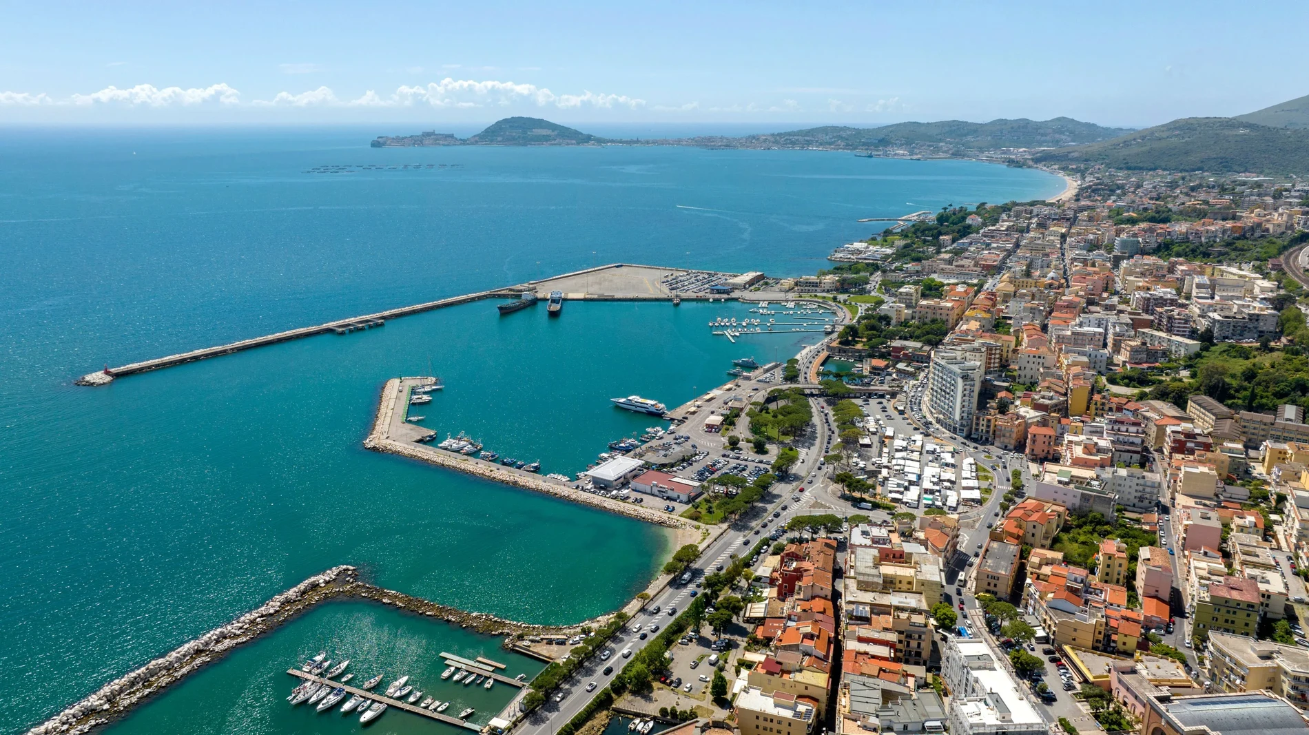Formia sul golfo, porto da cui partono i traghetti per Ponza e Ventotene