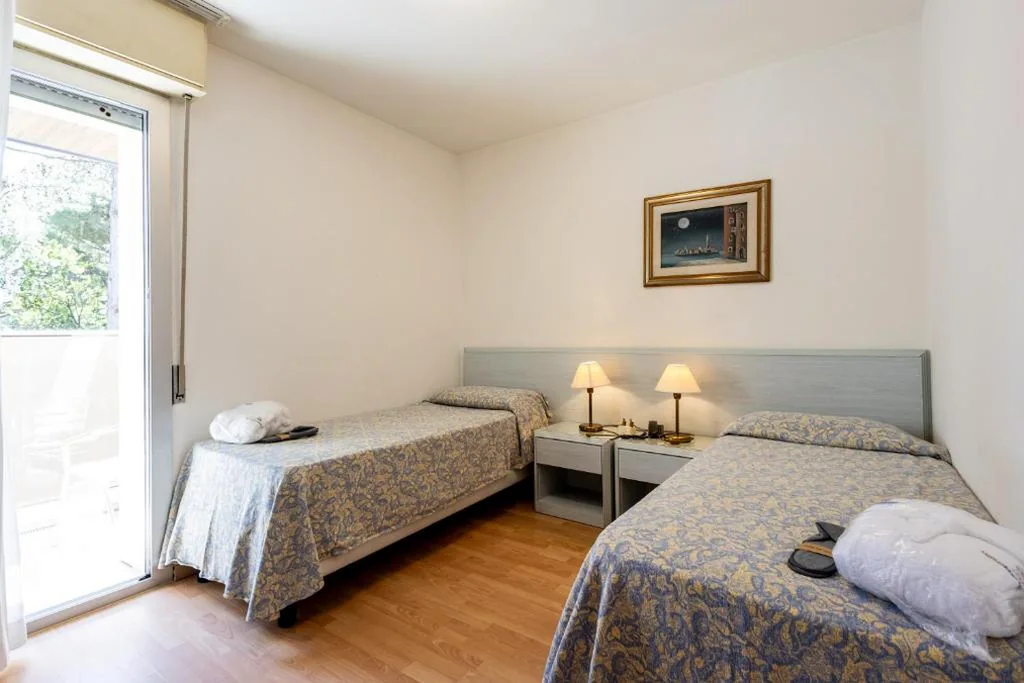 2 Camere Matrimoniali Comunicanti — Hotel Meridianus