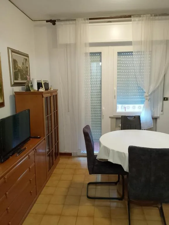 Ampia camera con balcone privato — foto 3
