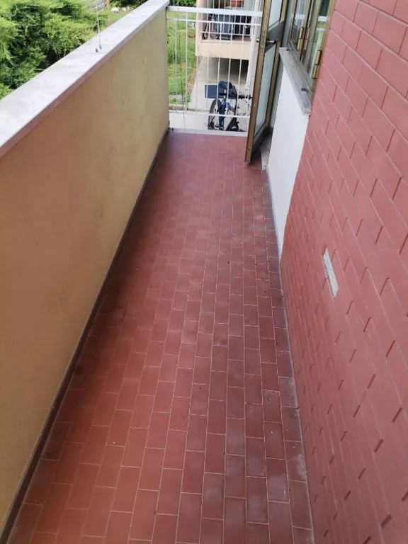 Ampia camera con balcone privato — foto 5