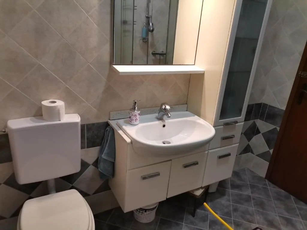 Ampia camera con balcone privato — foto 8