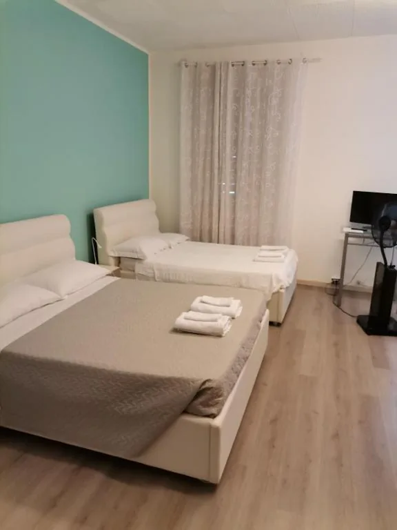 Ampia Camera Matrimoniale — B&B Porto Vecchio ROOMS – Stazione Centrale Trieste