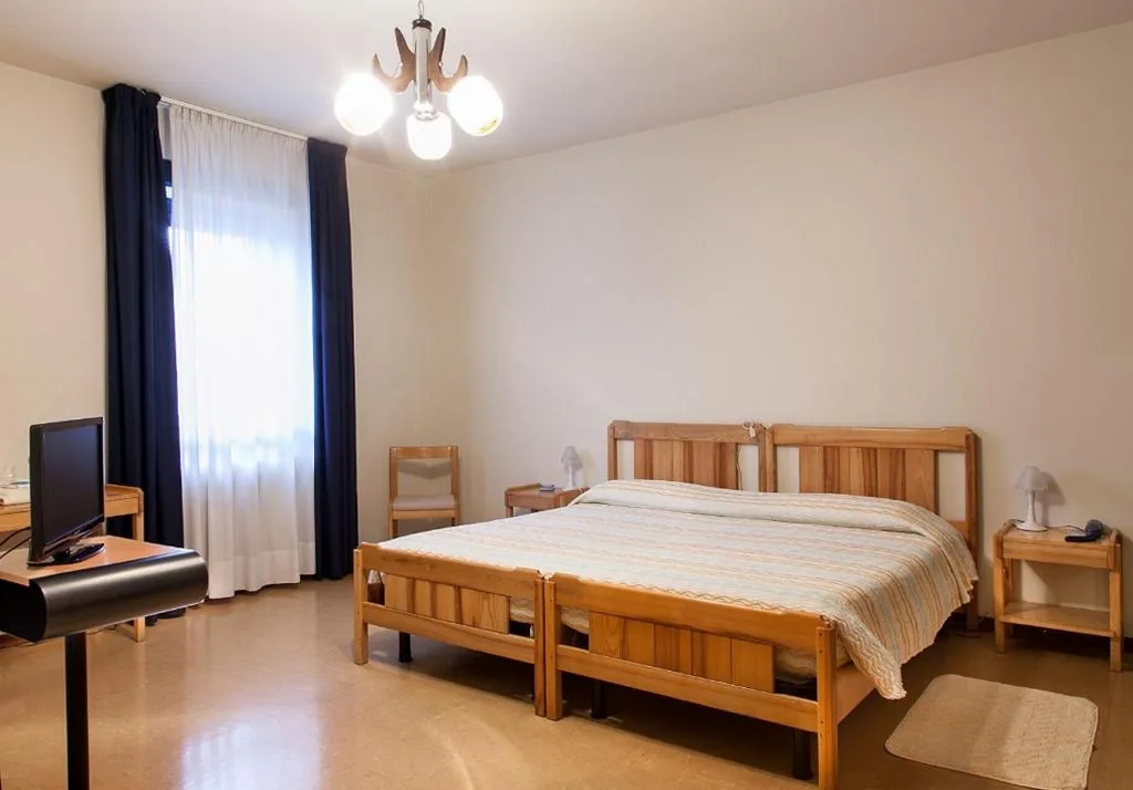 Ampia Camera Matrimoniale/Doppia con Letti Singoli — Albergo Michielini