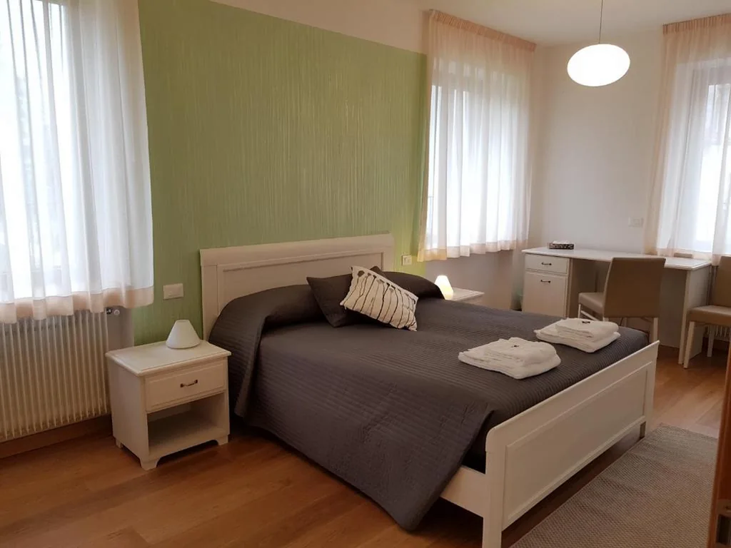 Spacious Double Room — I Personaggi