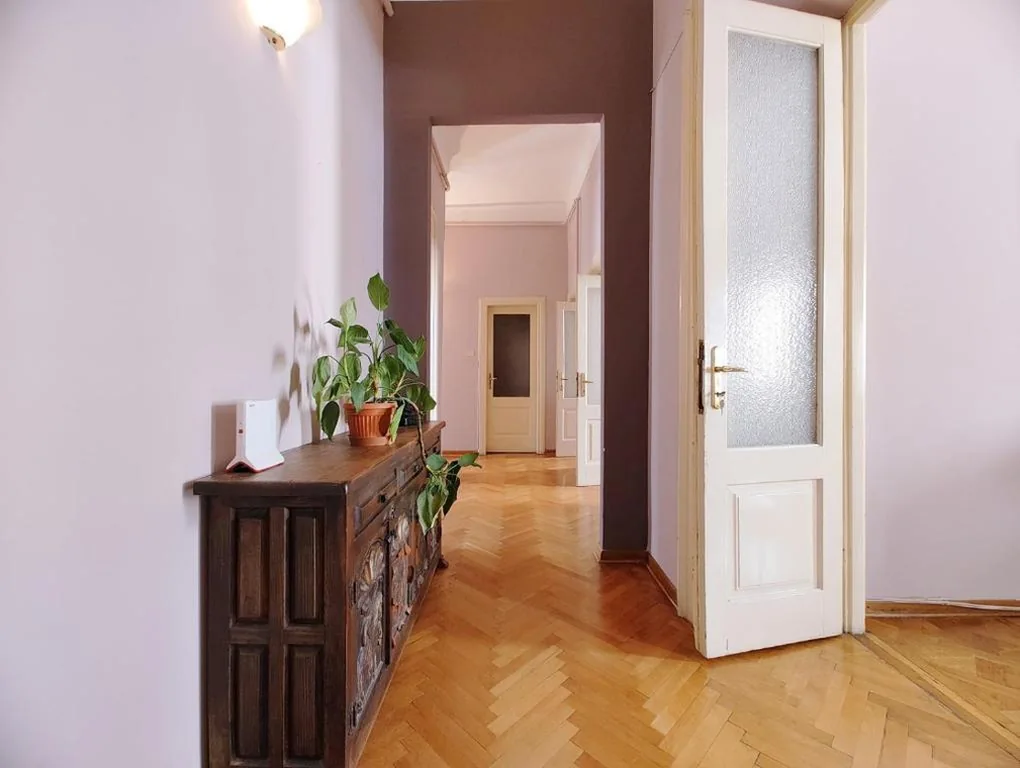 B7 Hostal