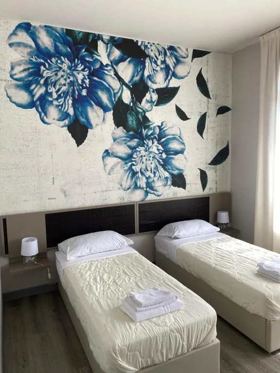 Deluxe Double Room with Twin Beds and City View — Albergo Leon D’Oro