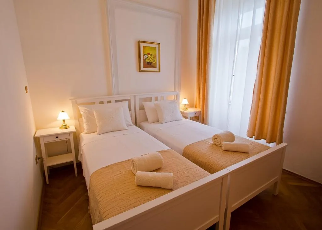 Camera Deluxe Matrimoniale/Doppia con Letti Singoli — Golden Rooms Bed & Breakfast