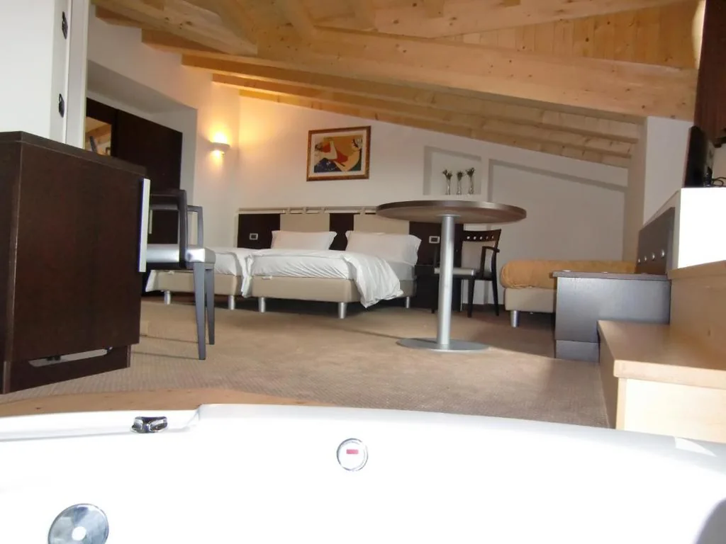 Camera Deluxe Matrimoniale/Doppia con Letti Singoli, con Vasca Idromassaggio — Hotel La Perla
