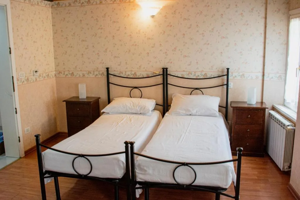 Camera Doppia con Letti Singoli con Bagno Privato — ApartHotel Capitelli