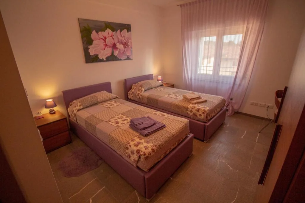Camera Doppia con Letti Singoli con Bagno Privato — Bed Adelaide