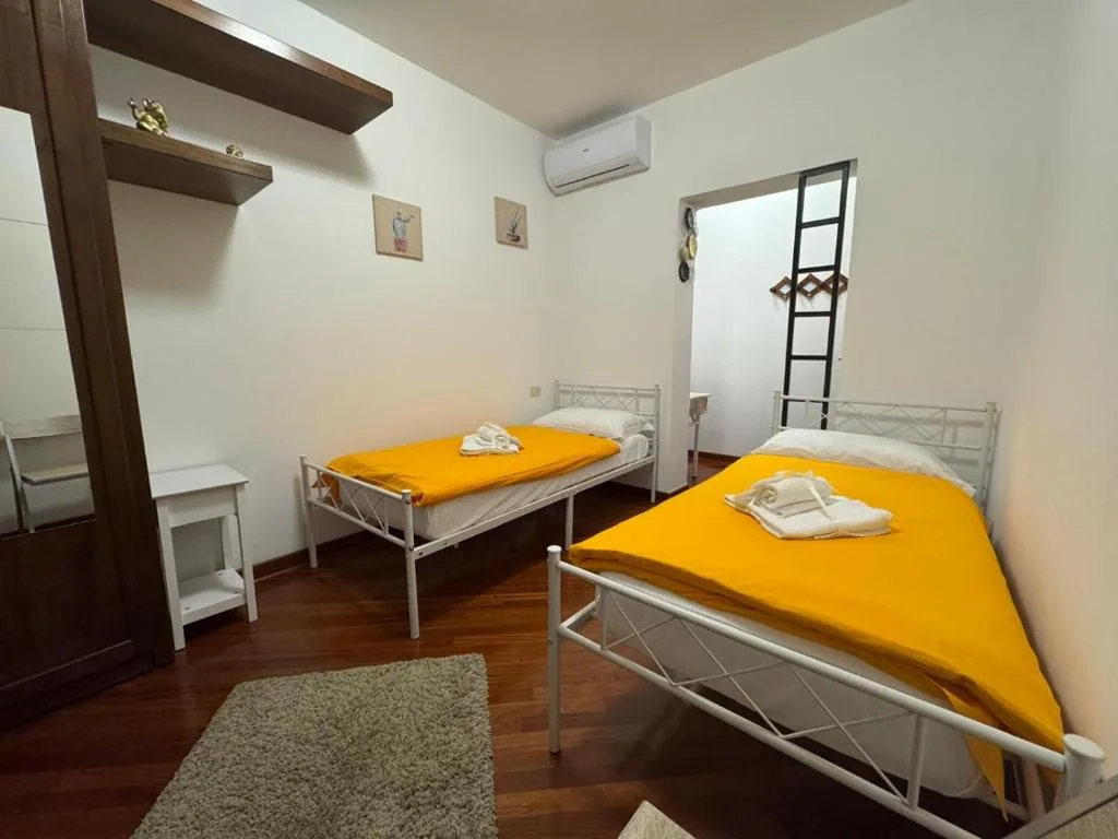 Camera Doppia con Letti Singoli con Bagno Privato — Chiarelli House