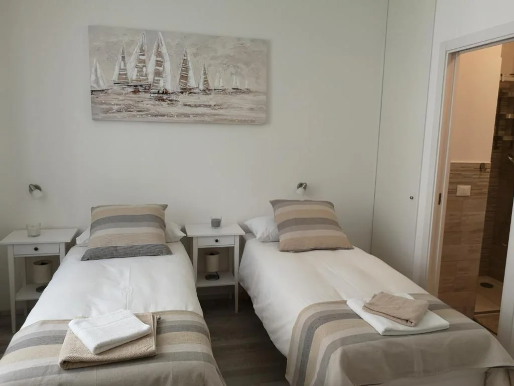 Twin Room with Private Bathroom — Julia affittacamere