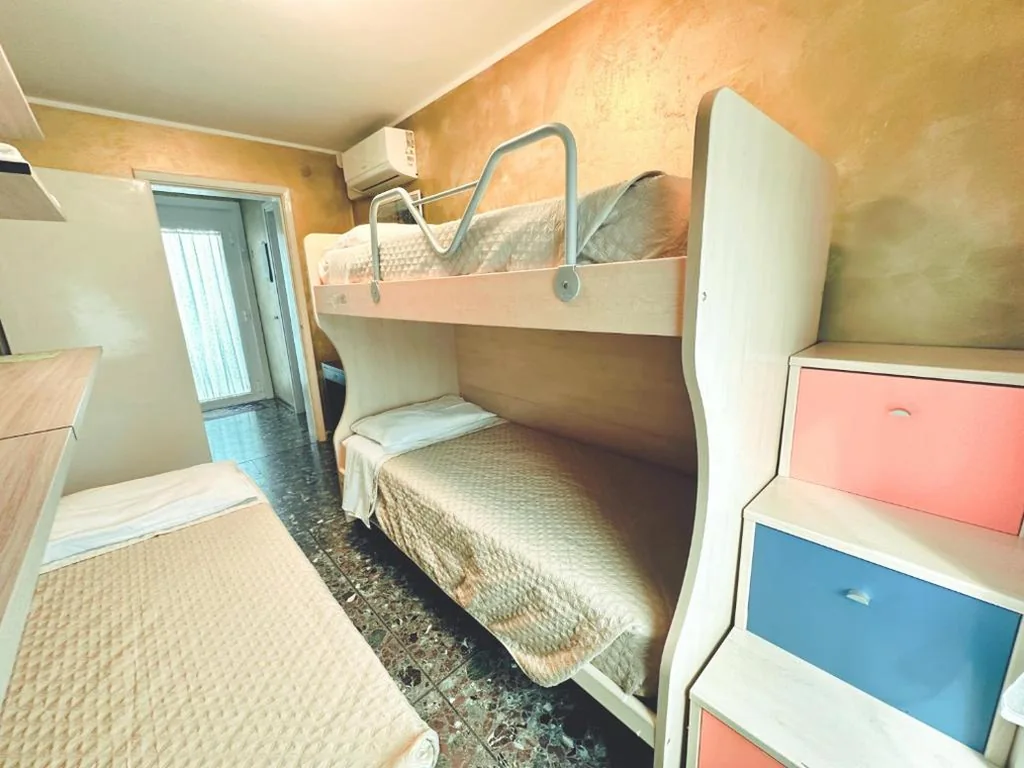 Double Room with Twin Beds and Private Bathroom — Villa Yemaya – camera con bagno privato