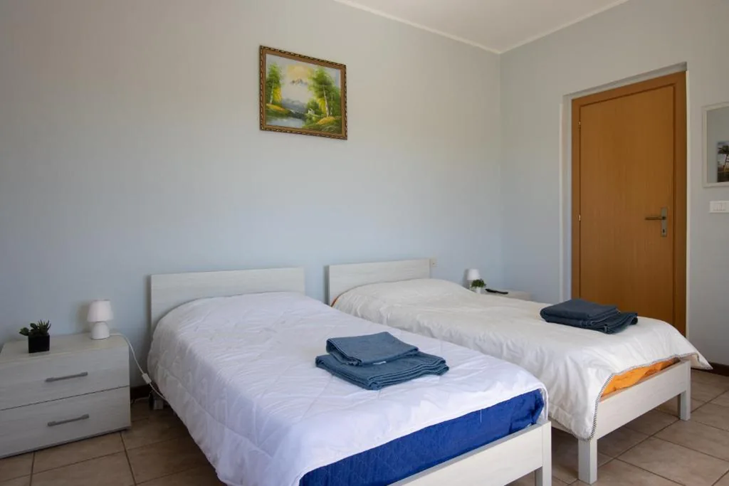 Camera Doppia con Letti Singoli con Servizi Igienici in Comune — AGRITURISMO DA LAURA