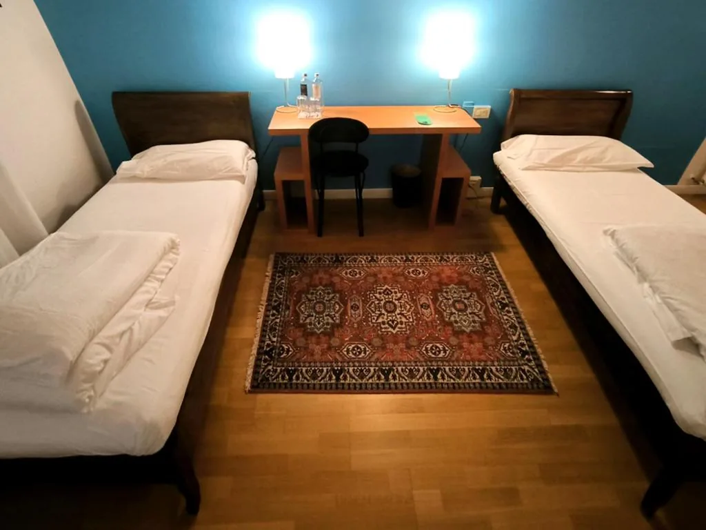 Camera Doppia con Letti Singoli con Vista Piscina — Villa Dragoni