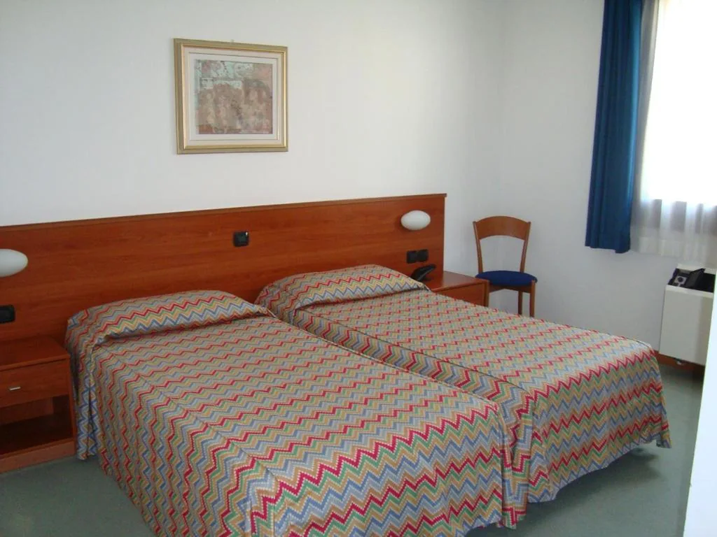 Twin Room — Hotel Naonis
