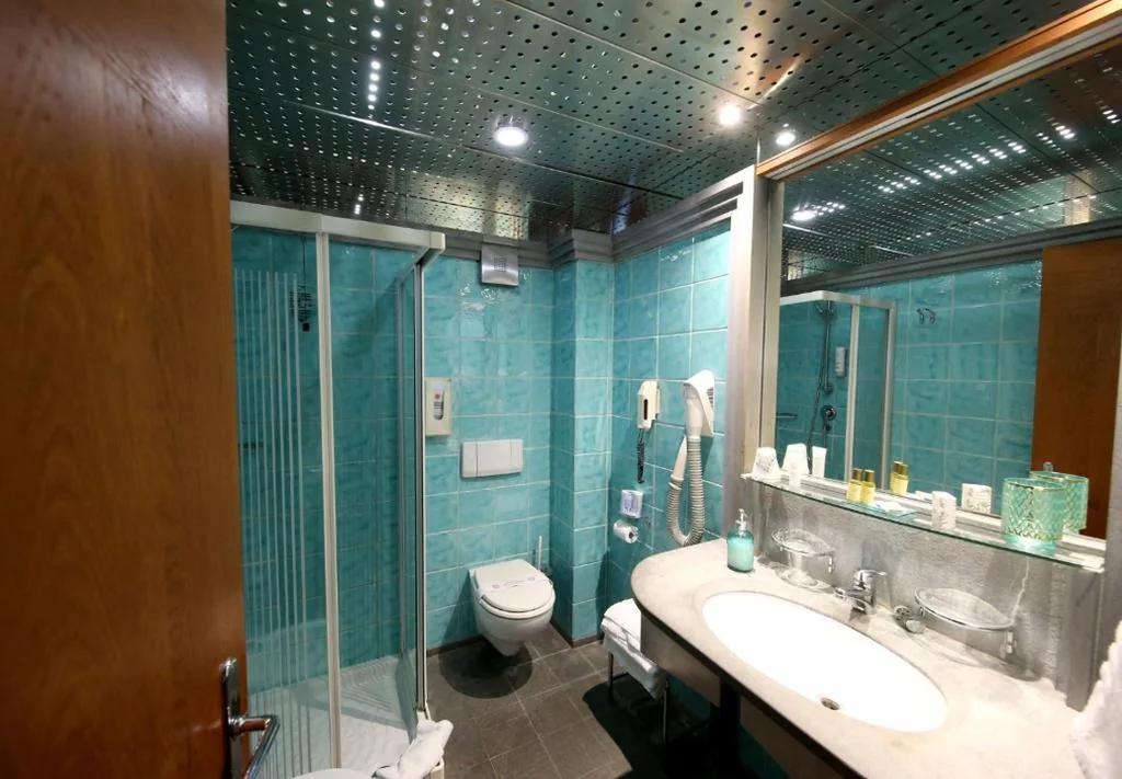 Camera Doppia con Letti Singoli — HR Hotel