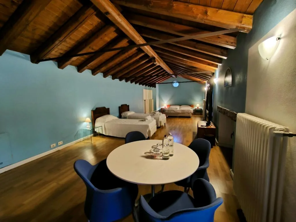 Camera Familiare con Vista Giardino — Villa Dragoni