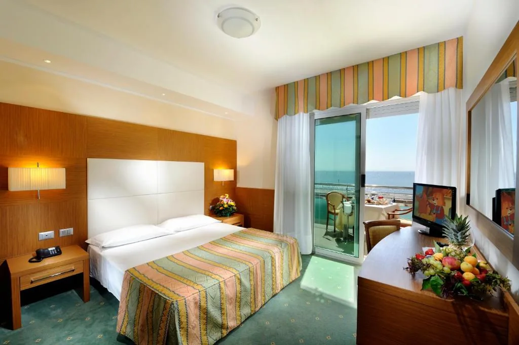 Camera Familiare con Vista Mare (2 Adulti + 1 Bambino) — Hotel Vittoria