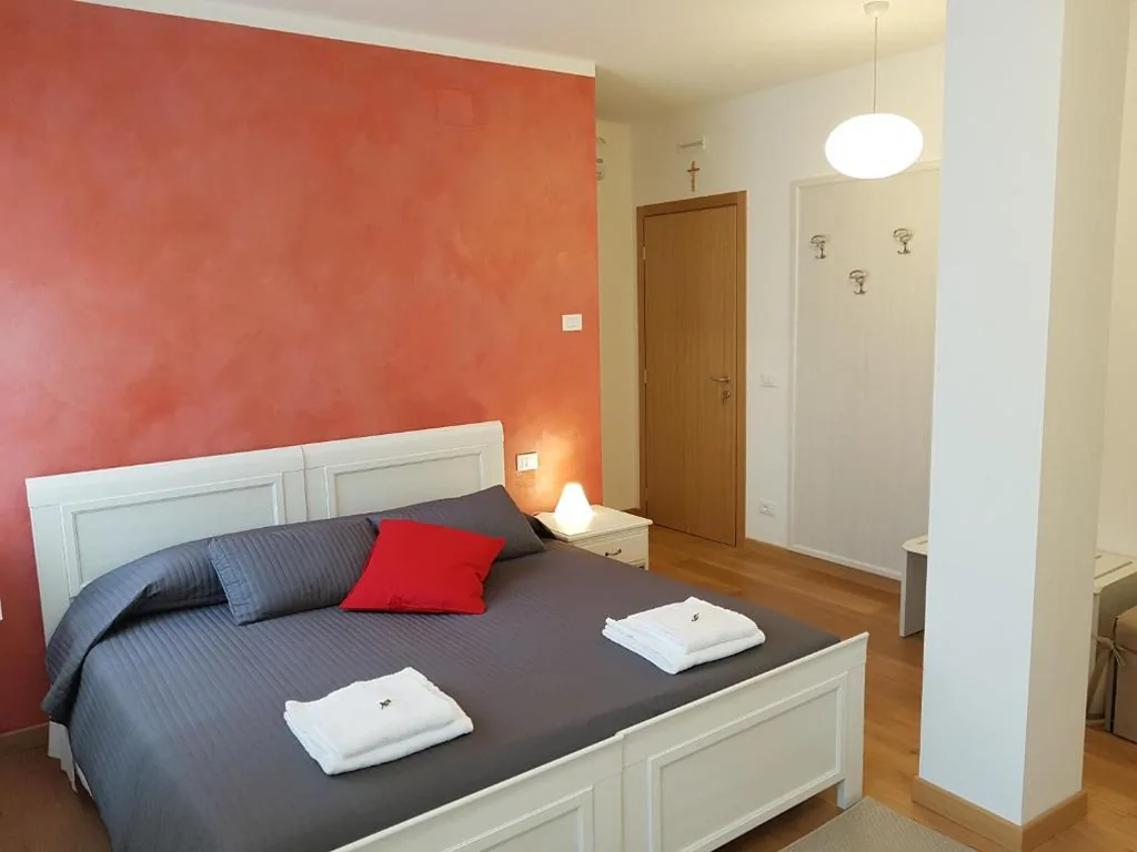 King Room with Wheelchair Accessible Shower - Accessible — I Personaggi