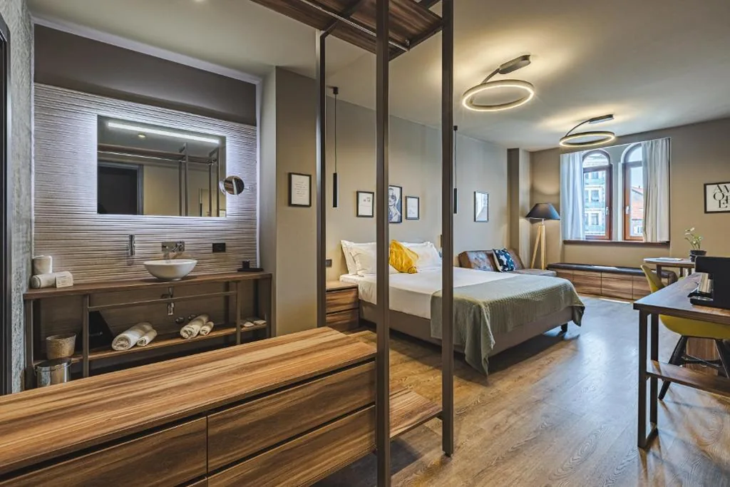 Large Double Room with Private Bathroom and City View — 9 stanze – Boutique Rooms