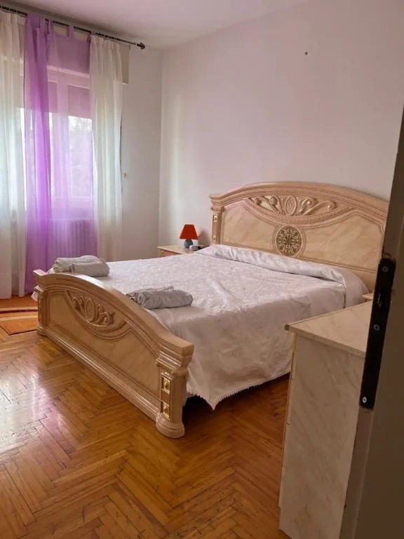 Camera Matrimoniale con Bagno in Comune — Stanze private in appartamento