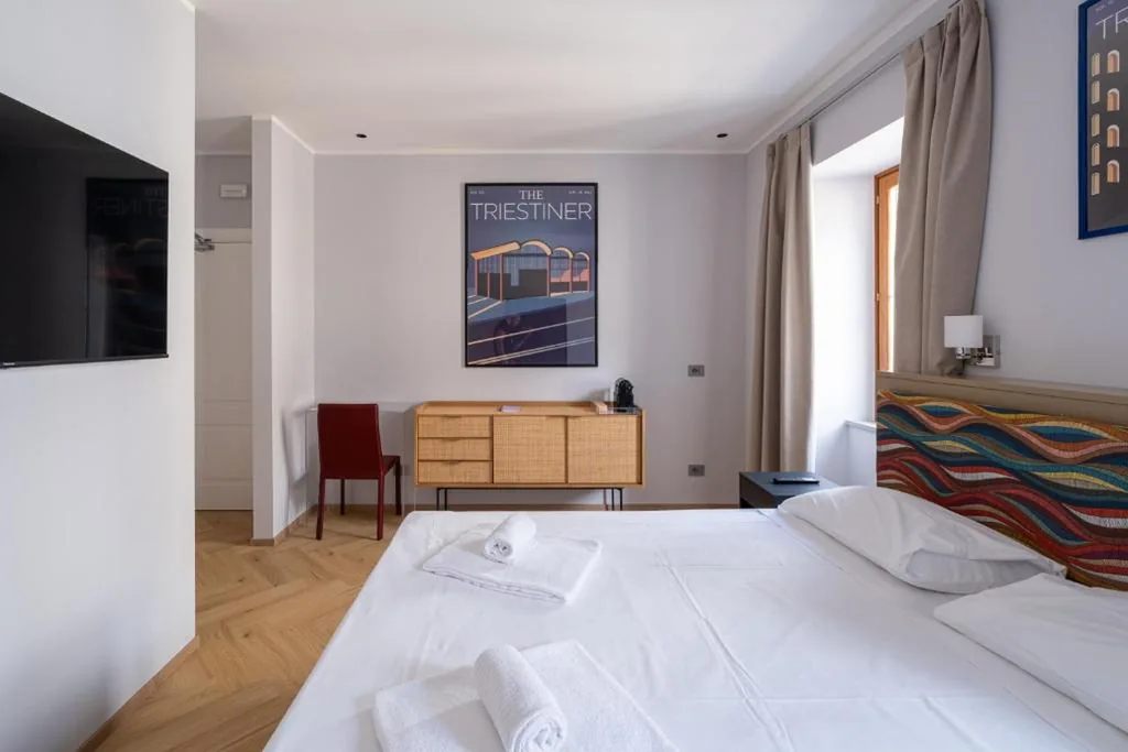 Camera Matrimoniale con Bagno Privato — 23 Suites