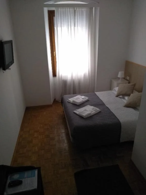 Double Room with Private Bathroom — Affittacamere Iris