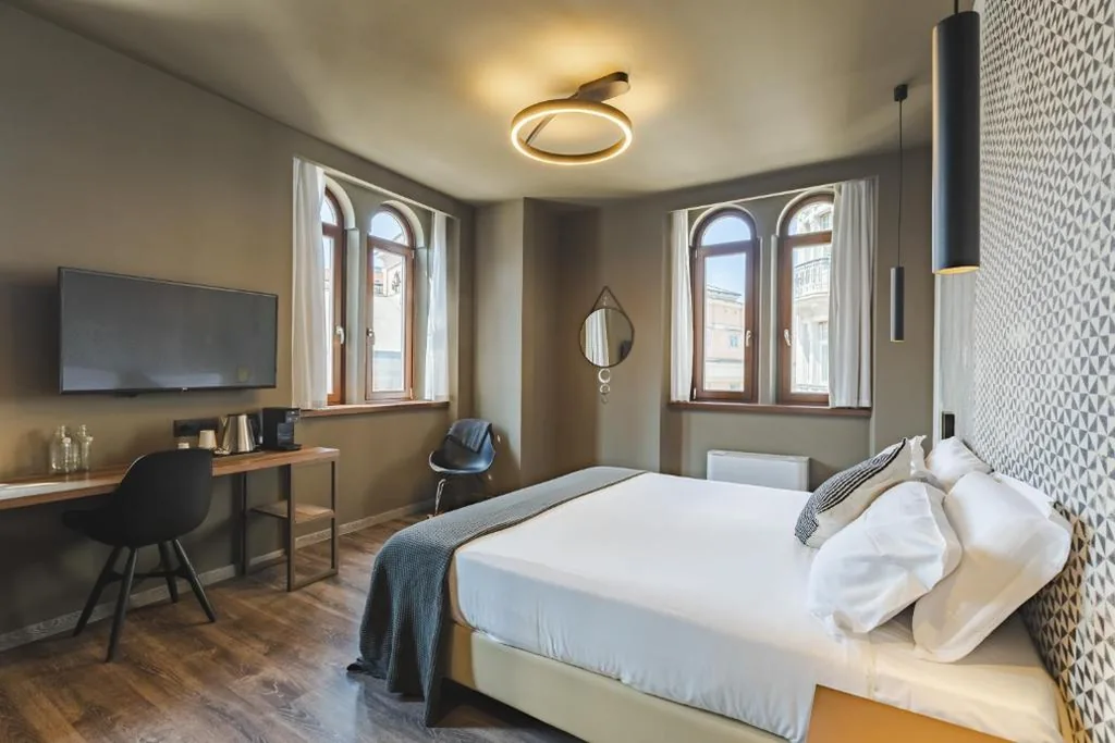 Double Room with Private Bathroom and City View — 9 stanze – Boutique Rooms