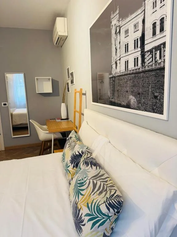 Camera Matrimoniale con Bagno Privato Esterno — My Way Rooms – Affittacamere in centro Trieste