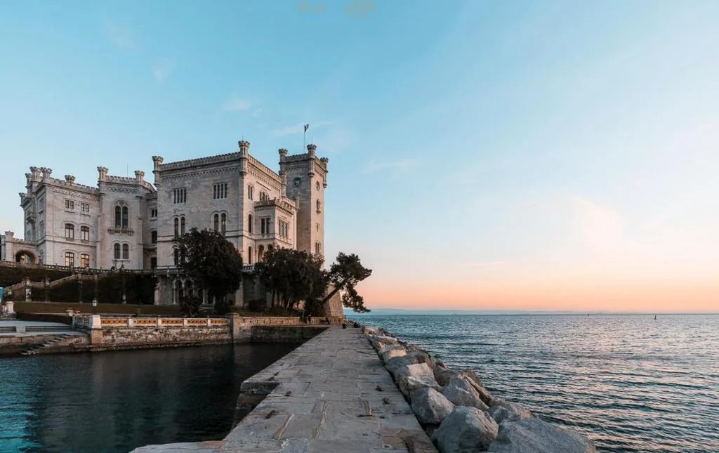Camera Matrimoniale con Bagno Privato — UNICA nel cuore storico di Trieste