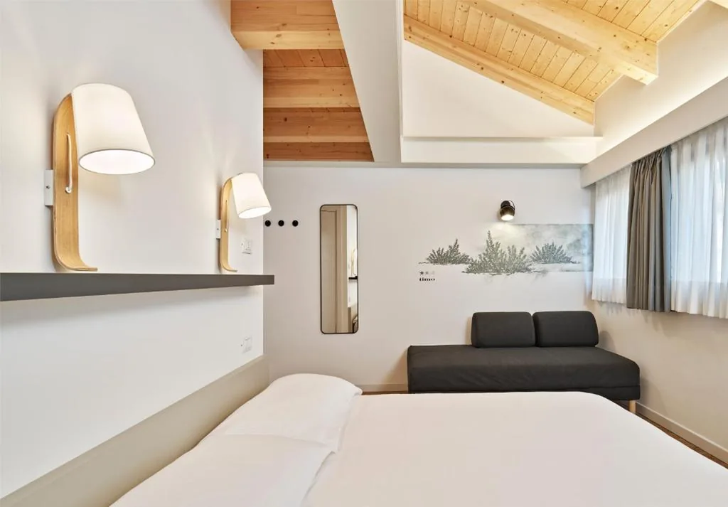Camera Matrimoniale Deluxe con 1 Letto Supplementare — Crocevia – Locanda carsica contemporanea