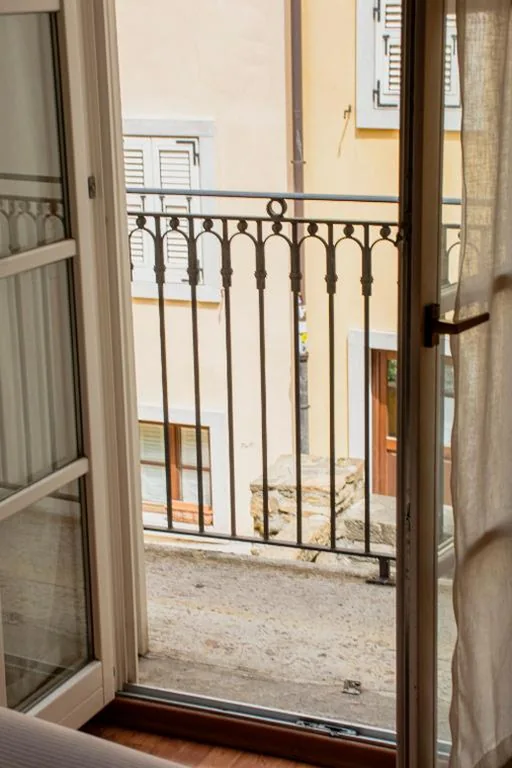 Camera Matrimoniale Deluxe con Balcone — ApartHotel Capitelli