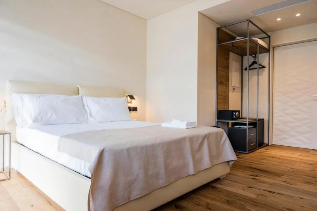 Camera Matrimoniale Deluxe con Balcone — Bihotel