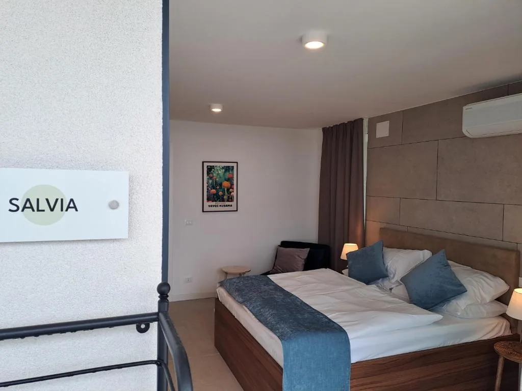Deluxe Double Room with Balcony and Sea View — Villa Falesia