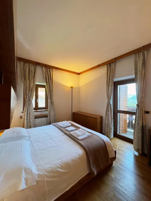 Camera Matrimoniale Deluxe con Balcone — Neider Hotel – Alpine Retreat Sauris