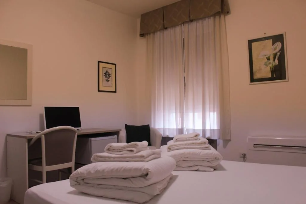 Deluxe Double Room — Hotel Roma