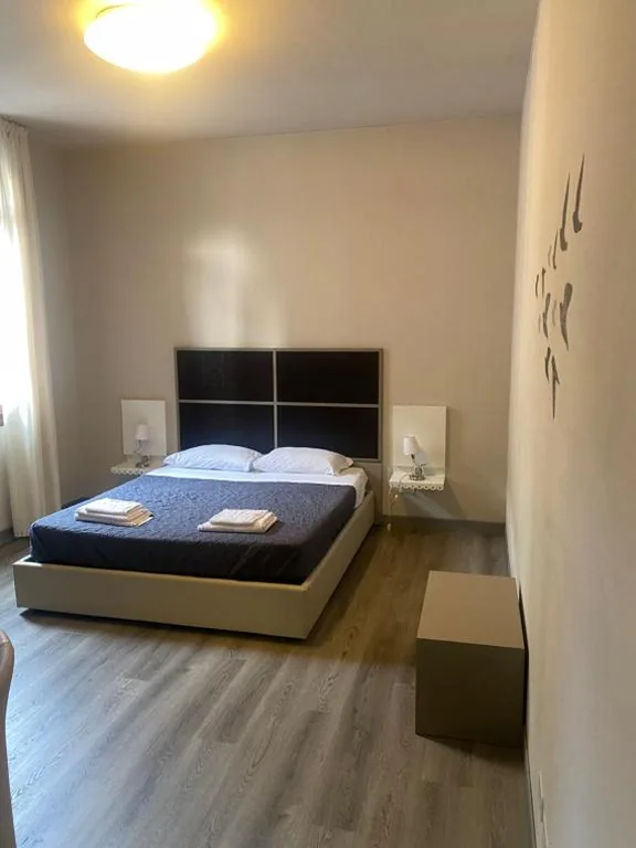Double Room with Twin Beds — Albergo Leon D’Oro