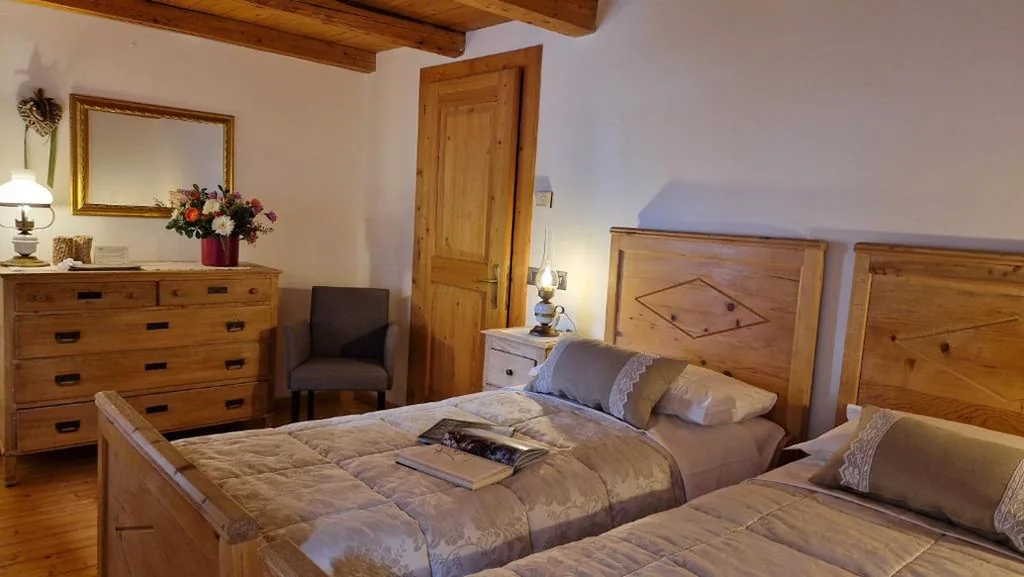 Camera Matrimoniale/Doppia con Letti Singoli — Albergo Pa’ Krhaizar