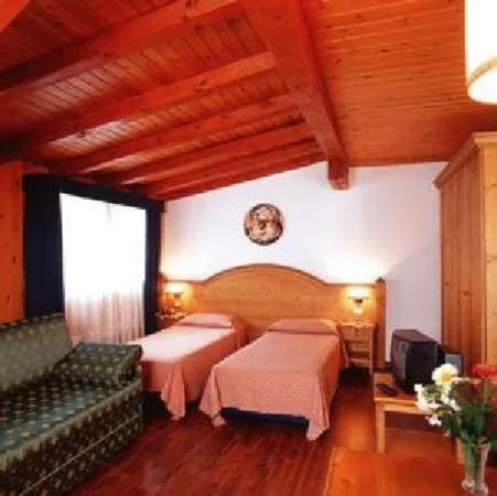 Camera Matrimoniale/Doppia con Letti Singoli — Albergo Scarpone