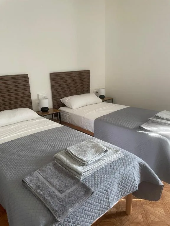 Camera Matrimoniale/Doppia con Letti Singoli con Bagno in Comune — Affittacamere LICEN