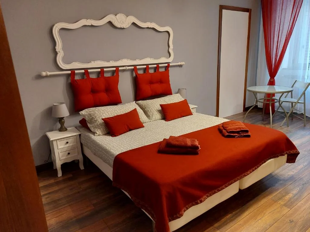 Camera Matrimoniale/Doppia con Letti Singoli con Bagno in Comune — B&B Empire 1970