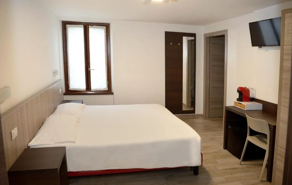 Camera Matrimoniale/Doppia con Letti Singoli con Bagno Privato — Break Affittacamere