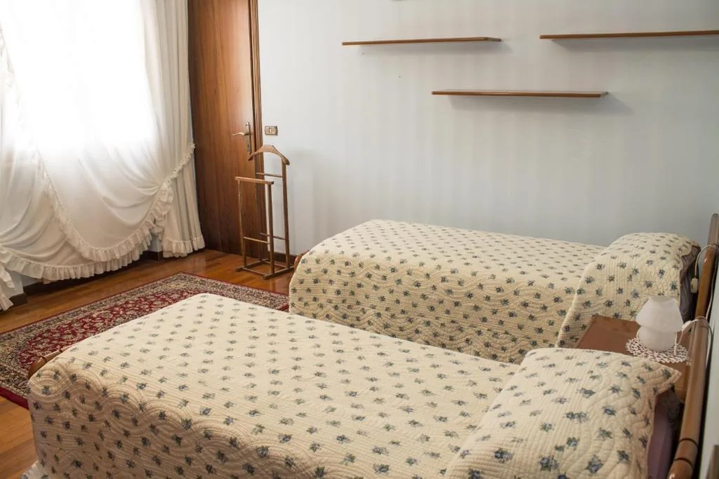Camera Matrimoniale/Doppia con Letti Singoli con Bagno Privato Esterno — Ca’ Livenza