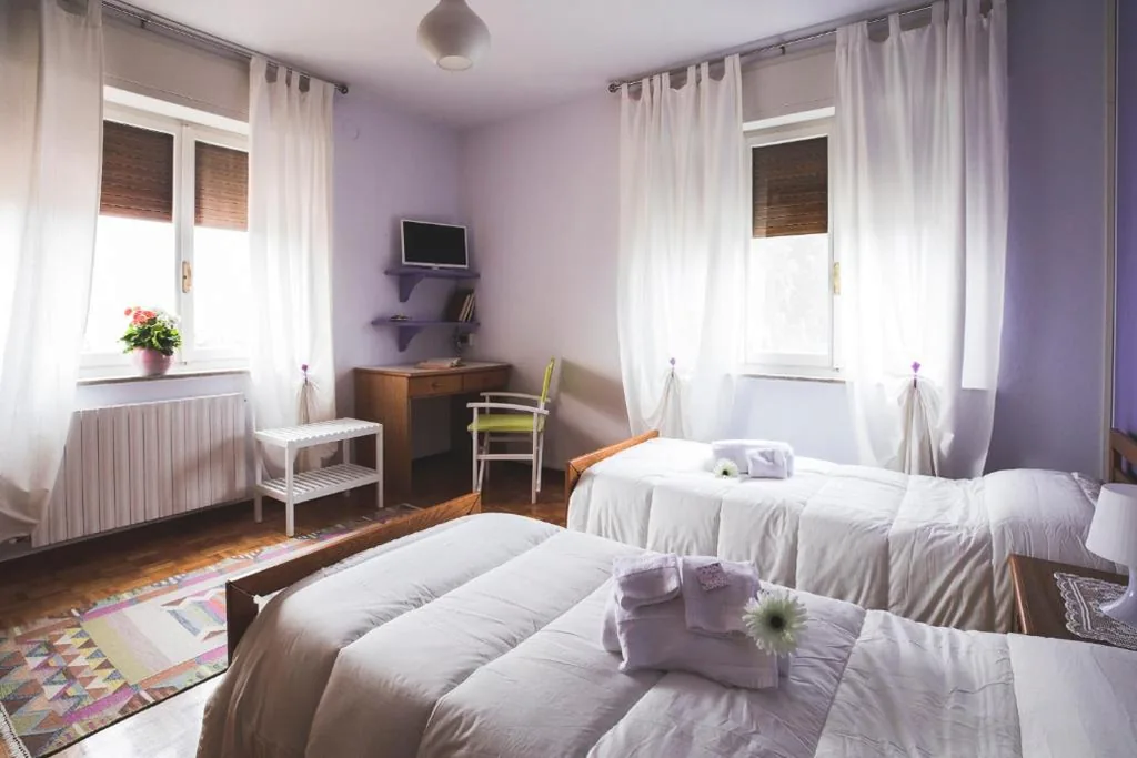 Camera Matrimoniale/Doppia con Letti Singoli con Bagno in Comune — da Vanilla affittacamere