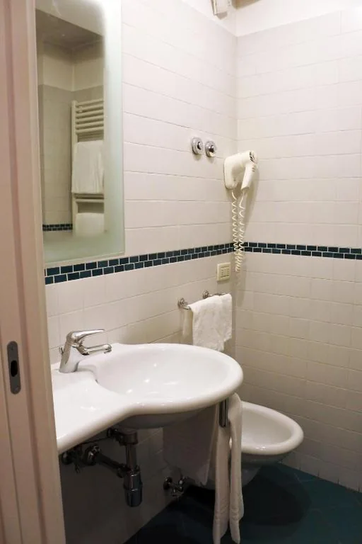 Camera Matrimoniale/Doppia con Letti Singoli con Bagno Privato — Gorizia Inn