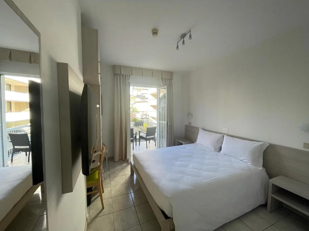 Double/Twin Room with Balcony — Hotel Athena
